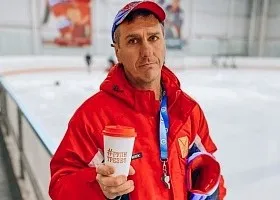 Участник профилактической акции «Рули трезво!», пятикратный чемпион Нижегородской области по хоккею с шайбой Андрей Аржаткин призывает к вождению автомобиля в трезвом виде