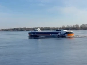 Скоростные суда на подводных крыльях вышли на маршруты