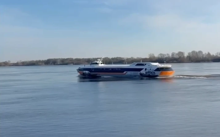 Скоростные суда на подводных крыльях вышли на маршруты