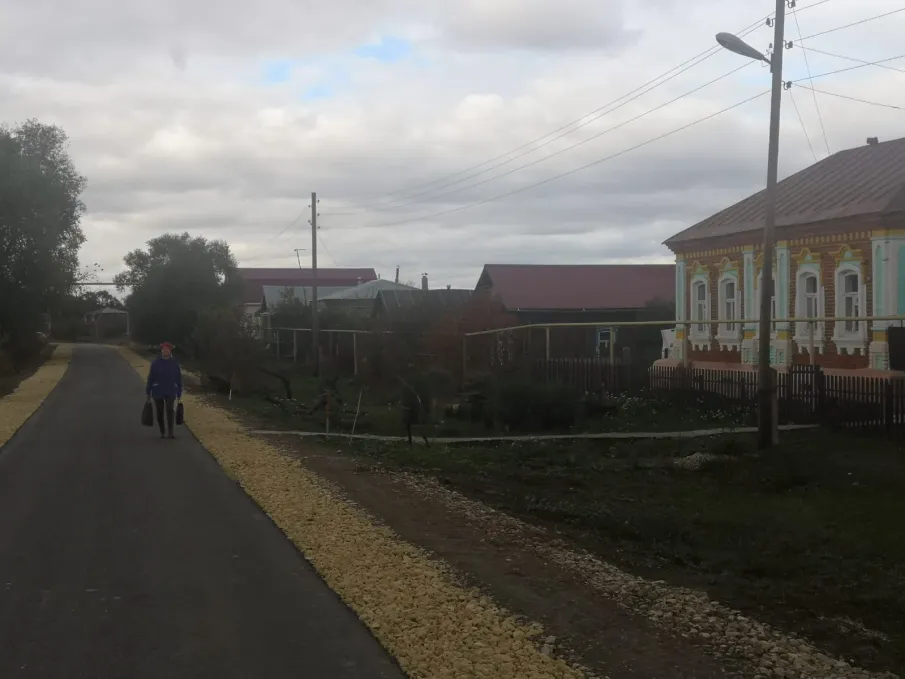 Жители села Озерки Шатковского района благодаря нацпроекту получили качественный подъездной путь к межрегиональной трассе. Ремонт сельской дороги был выполнен дополнительно к основной программе нацпроекта «Безопасные качественные дороги»
