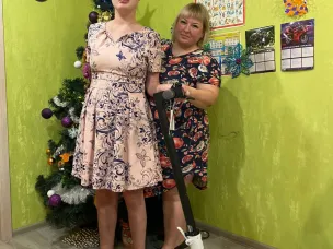 17-летняя нижегородка Ксения получила электросамокат на «Елке желаний» от министра транспорта Нижегородской области. Вместе с самокатом девушке подарили экипировку для безопасного катания