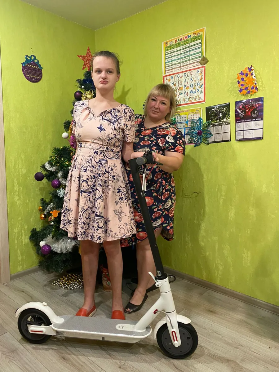 17-летняя нижегородка Ксения получила электросамокат на «Елке желаний» от министра транспорта Нижегородской области. Вместе с самокатом девушке подарили экипировку для безопасного катания