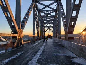 Подрядчик приостановил работы по укладке литого асфальтобетона на Борском мосту