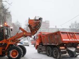 Дополнительную спецтехнику и людей привлекли в Нижнем Новгороде для борьбы с обложными снегопадами, обрушившимися на город