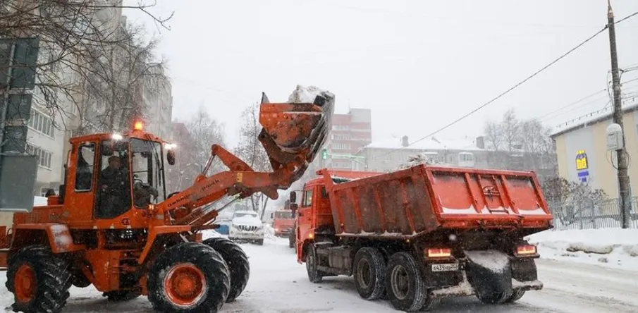 Дополнительную спецтехнику и людей привлекли в Нижнем Новгороде для борьбы с обложными снегопадами, обрушившимися на город