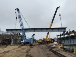 На второй развязке дублёра Гагарина установили первый пролёт будущего путепровода