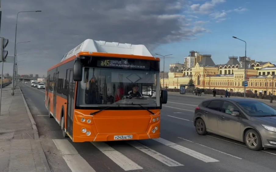 На автобусном маршруте А-45 начали работать автобусы большого класса