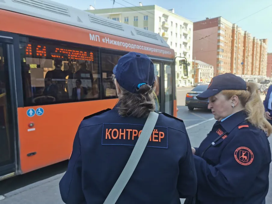 В автобусах Нижнего Новгорода снова появились контролеры. Наличие стационарных валидаторов станет обязательным условием работы общественного транспорта по новой маршрутной сети