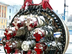 На площади Свободы продолжается демонтаж тоннелепроходческого механизированного комплекса