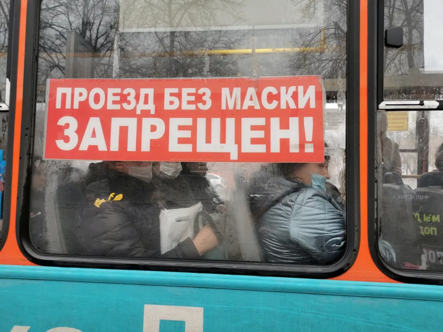 Нижегородский Минтранс рекомендует пожилым людям ограничить поездки в общественном транспорте. В первую очередь, эта рекомендация распространяется на тех, кто до сих пор не сделал прививку от коронавируса