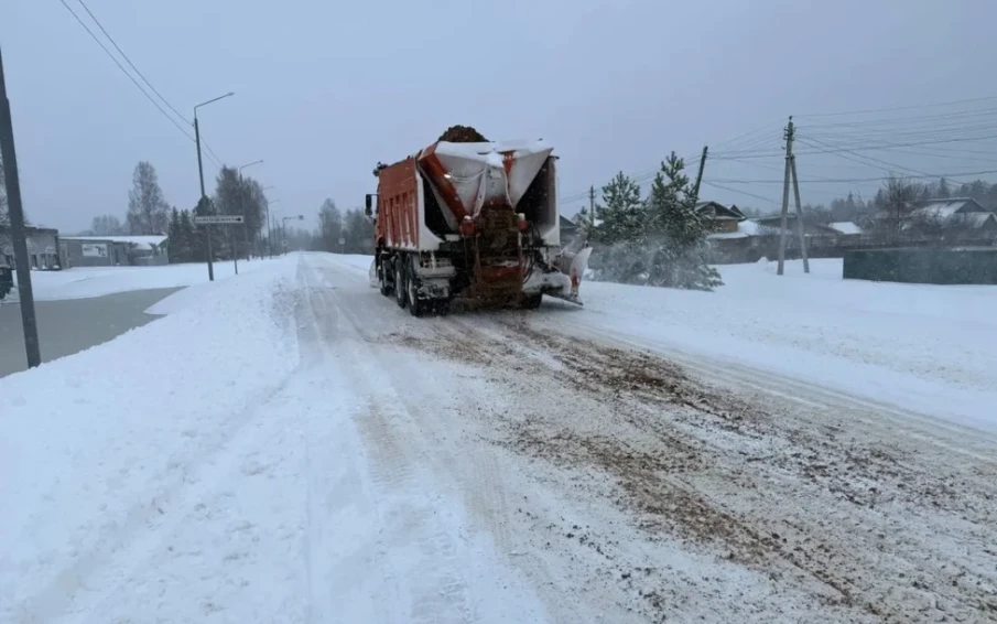 Нижегородские дорожники в четыре раза увеличили расход противогололедных материалов из-за продолжительного снегопада